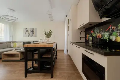 Kuchnia lub aneks kuchenny w obiekcie Lokum Vena Apartment with Terrace & Parking Wrocław by Noclegi Renters