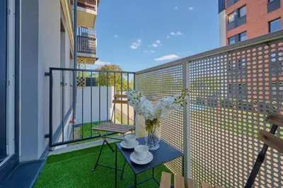 Balkon lub taras w obiekcie Comfy Apartment with Parking & Balcony by Noclegi Renters