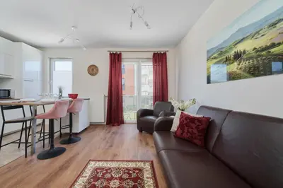 Część wypoczynkowa w obiekcie Comfy Apartment with Parking & Balcony by Noclegi Renters