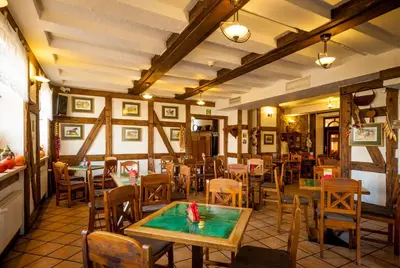 Restauracja lub miejsce do jedzenia w obiekcie Schronisko na Wyspie