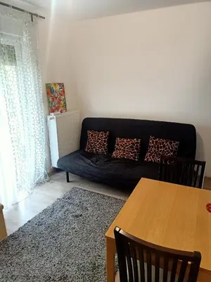 Część wypoczynkowa w obiekcie Przytulne studio - 2 pokoje,parking,blisko centrum-6km,tramwaj, Nflix, park, spokój,
