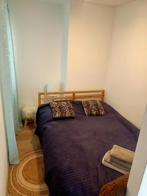 Łóżko lub łóżka w pokoju w obiekcie Przytulne studio - 2 pokoje,parking,blisko centrum-6km,tramwaj, Nflix, park, spokój,