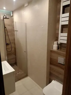 Łazienka w obiekcie Przytulne studio - 2 pokoje,parking,blisko centrum-6km,tramwaj, Nflix, park, spokój,