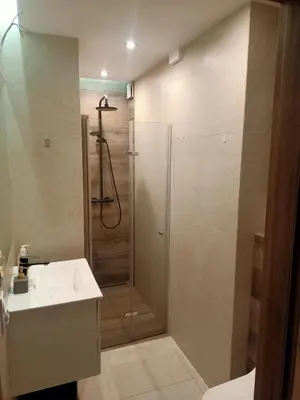 Łazienka w obiekcie Przytulne studio - 2 pokoje,parking,blisko centrum-6km,tramwaj, Nflix, park, spokój,