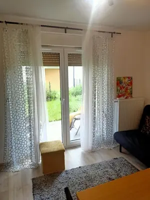 Część wypoczynkowa w obiekcie Przytulne studio - 2 pokoje,parking,blisko centrum-6km,tramwaj, Nflix, park, spokój,