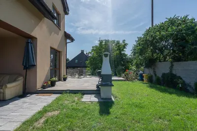Ogród w obiekcie Sleeply Pensjonat Złotniki- dom dla 18 osób