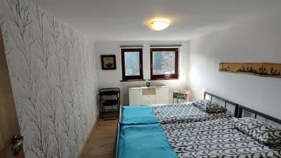 Łóżko lub łóżka w pokoju w obiekcie Apartamenty Kletno