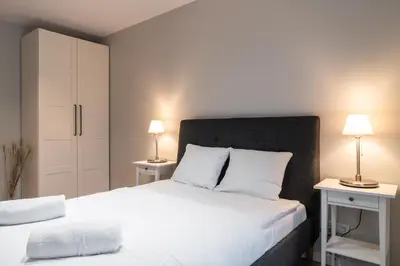 Łóżko lub łóżka w pokoju w obiekcie RentPlanet - Atal City Square