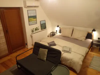Łóżko lub łóżka w pokoju w obiekcie na Maków