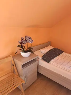 Łóżko lub łóżka w pokoju w obiekcie Ogrodowe Noclegi