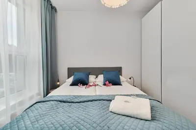 Łóżko lub łóżka w pokoju w obiekcie Central SouthStar Apartments - Gwiaździsta - FREE PARKING by Noclegi Renters