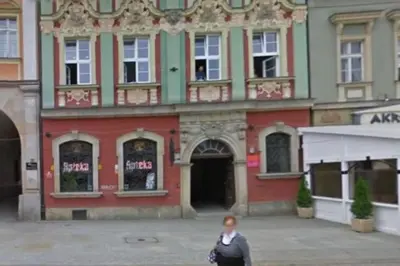 Fasada lub wejście do obiektu Rynek pod Fredrą