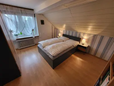 Łóżko lub łóżka w pokoju w obiekcie Ferienhaus am Waldrand in der Nähe eines Badesees
