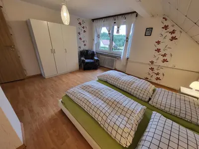 Łóżko lub łóżka w pokoju w obiekcie Ferienhaus am Waldrand in der Nähe eines Badesees