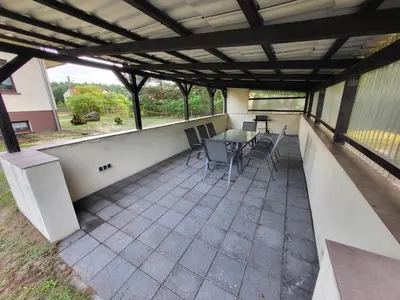 Balkon lub taras w obiekcie Ferienhaus am Waldrand in der Nähe eines Badesees