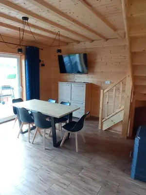 Telewizja i/lub zestaw kina domowego w obiekcie Zielony Zakątek Lasówka