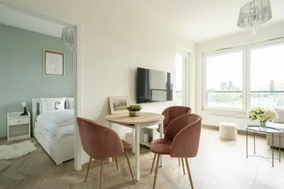 Telewizja i/lub zestaw kina domowego w obiekcie RentPlanet - Apartamenty Zajezdnia