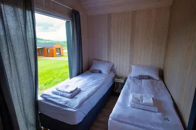 Łóżko lub łóżka w pokoju w obiekcie Kwiatkowo - całoroczny kompleks z baliami i letnią plażą