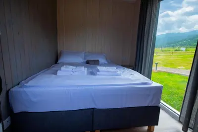 Łóżko lub łóżka w pokoju w obiekcie Kwiatkowo - całoroczny kompleks z baliami i letnią plażą