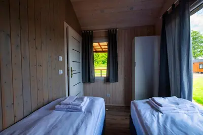 Łóżko lub łóżka w pokoju w obiekcie Kwiatkowo - całoroczny kompleks z baliami i letnią plażą