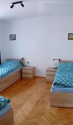 Łóżko lub łóżka w pokoju w obiekcie Hostel Wiśniowa 55