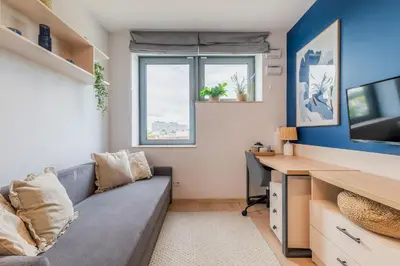 Telewizja i/lub zestaw kina domowego w obiekcie RentPlanet - Apartamenty Dyrekcyjna