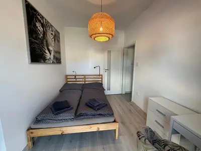 Łóżko lub łóżka w pokoju w obiekcie Emerald Apartament przy deptaku