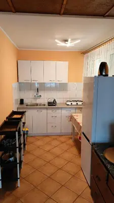 Kuchnia lub aneks kuchenny w obiekcie Turawa Domek Letniskowy EWA