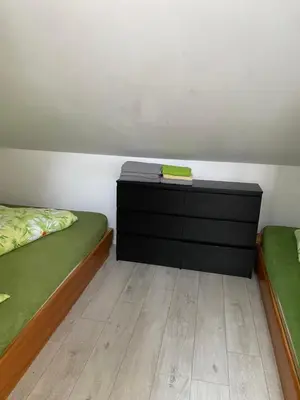 Łóżko lub łóżka w pokoju w obiekcie Pokoje