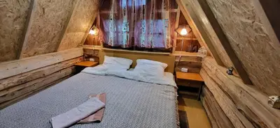 Łóżko lub łóżka w pokoju w obiekcie Altana letnia nr2 - Herbergerówka Agroturystyka na wsi