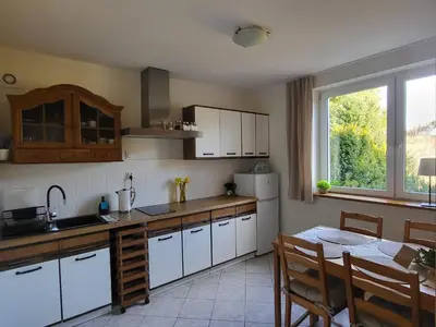 Kuchnia lub aneks kuchenny w obiekcie Cisza i Las - Dom na wyłączność, Prywatny Las, 2 pokoje, Polanica Zdrój