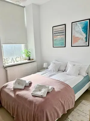 Łóżko lub łóżka w pokoju w obiekcie Luksusowy apartament na parterze w okolicy jeziora i Gór Sowich
