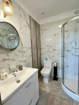 Łazienka w obiekcie Luksusowy apartament na parterze w okolicy jeziora i Gór Sowich