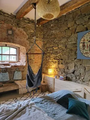 Łóżko lub łóżka w pokoju w obiekcie Vegan House - kamienny pokój