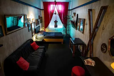 Część wypoczynkowa w obiekcie Vintage BDSM Kinky Apartment - ENTIRE 65m2 space for up to 6-guests - FULLY EQUIPPED