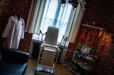 Telewizja i/lub zestaw kina domowego w obiekcie Vintage BDSM Kinky Apartment - ENTIRE 65m2 space for up to 6-guests - FULLY EQUIPPED