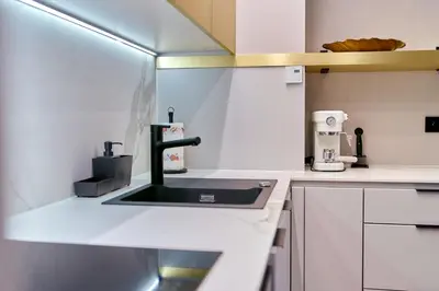 Kuchnia lub aneks kuchenny w obiekcie LAGUNA Ogrody Pieniawskie 18 SAPPHIRE VIP z tarasem