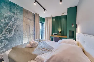 Łóżko lub łóżka w pokoju w obiekcie LAGUNA Ogrody Pieniawskie 33 EMERALD VIP-z balkonem