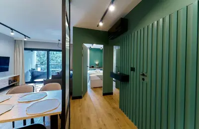 Łóżko lub łóżka w pokoju w obiekcie LAGUNA Ogrody Pieniawskie 33 EMERALD VIP-z balkonem