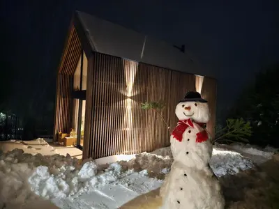 Obiekt Domki Pod Lasem - Domek Sosnowy zimą