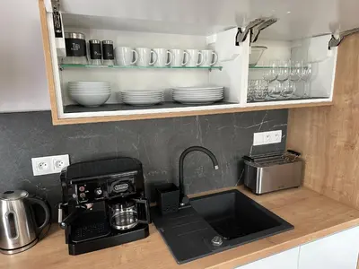 Kuchnia lub aneks kuchenny w obiekcie Domki Zdrojowe - Apartamentowe domki w centrum miasta - Parking