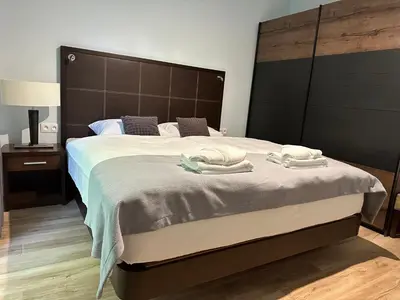 Łóżko lub łóżka w pokoju w obiekcie Domki Zdrojowe - Apartamentowe domki w centrum miasta - Parking