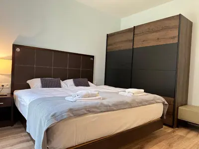 Łóżko lub łóżka w pokoju w obiekcie Domki Zdrojowe - Apartamentowe domki w centrum miasta - Parking