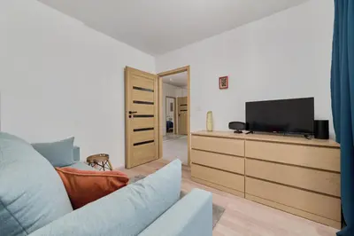 Telewizja i/lub zestaw kina domowego w obiekcie City Center Mirrors Apartment with Parking by Noclegi Renters