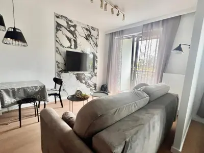 Telewizja i/lub zestaw kina domowego w obiekcie Gold Sleep nowy apartament z jacuzzi na wyłączność
