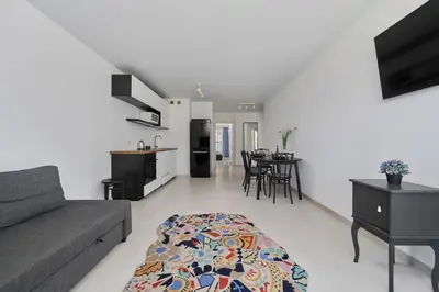 Telewizja i/lub zestaw kina domowego w obiekcie Spacious Apartment Dmowskiego by The River with Parking & Balcony by Noclegi Renters