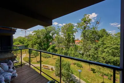 Balkon lub taras w obiekcie Spacious Apartment Dmowskiego by The River with Parking & Balcony by Noclegi Renters