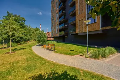Ogród w obiekcie Spacious Apartment Dmowskiego by The River with Parking & Balcony by Noclegi Renters