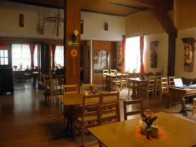 Restauracja lub miejsce do jedzenia w obiekcie Dom Turysty Pod Wieżycą