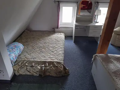 Łóżko lub łóżka w pokoju w obiekcie DOM W SUDETACH